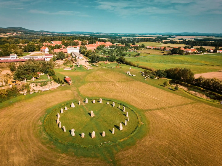 Kiến trúc độc đáo của làng cổ phong cách Bohemia đẹp nhất châu Âu - Hình 10 Kien truc doc dao cua lang co phong cach Bohemia dep nhat chau Au-Hinh-10