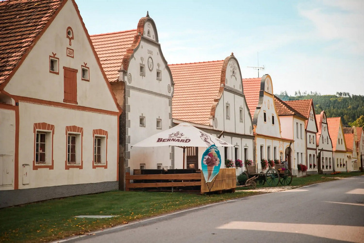 Kiến trúc độc đáo của làng cổ phong cách Bohemia đẹp nhất châu Âu - Hình 6 Kien truc doc dao cua lang co phong cach Bohemia dep nhat chau Au-Hinh-6