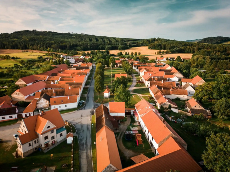 Kiến trúc độc đáo của làng cổ phong cách Bohemia đẹp nhất châu Âu - Hình 8 Kien truc doc dao cua lang co phong cach Bohemia dep nhat chau Au-Hinh-8