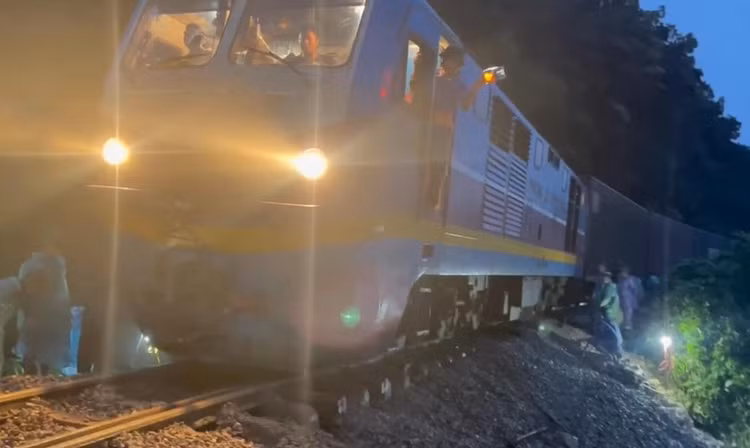 Sau khi khắc phục xong sự cố, đường sắt Bắc - Nam đã thông tuyến trở lại.