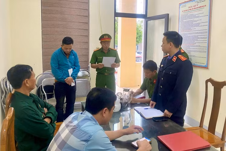 Cơ quan CSĐT Công an thị xã Hồng Lĩnh đọc lệnh khởi tố các bị can.