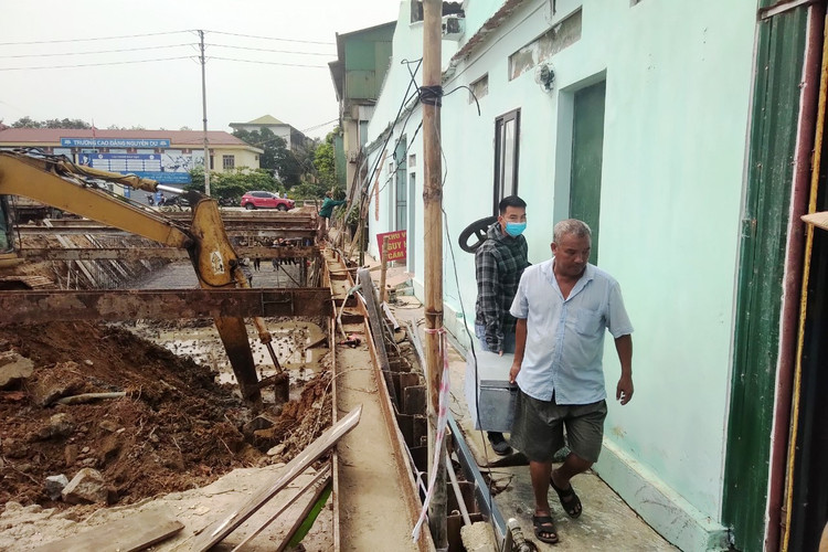 Gia đình ông Chiến nhờ người di dời đồ đạc đến nơi an toàn.