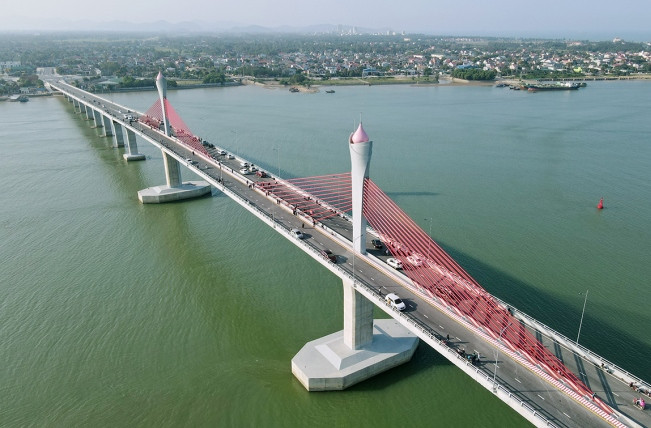 Cầu Cửa Hội bắc qua sông Lam...