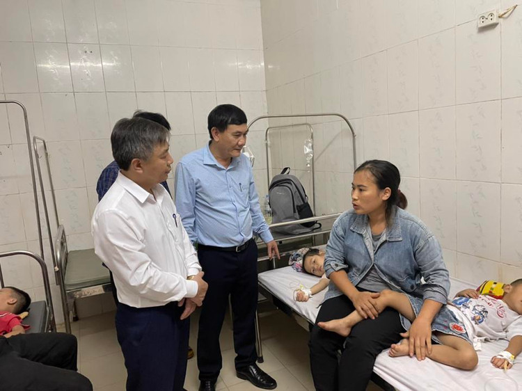 Cán bộ Sở Y tế, Sở giáo dục Nghệ An đến thăm hỏi động viên các nạn nhân.