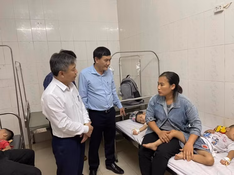 Cán bộ Sở Y tế, Sở giáo dục Nghệ An đến thăm hỏi động viên các nạn nhân.