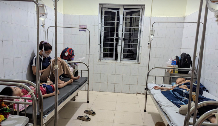 Học sinh mầm non được người nhà đưa vào bệnh viện cấp cứu.