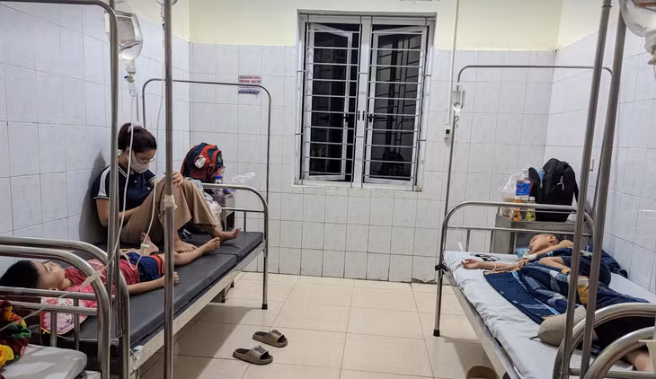 Học sinh mầm non được người nhà đưa vào bệnh viện cấp cứu.