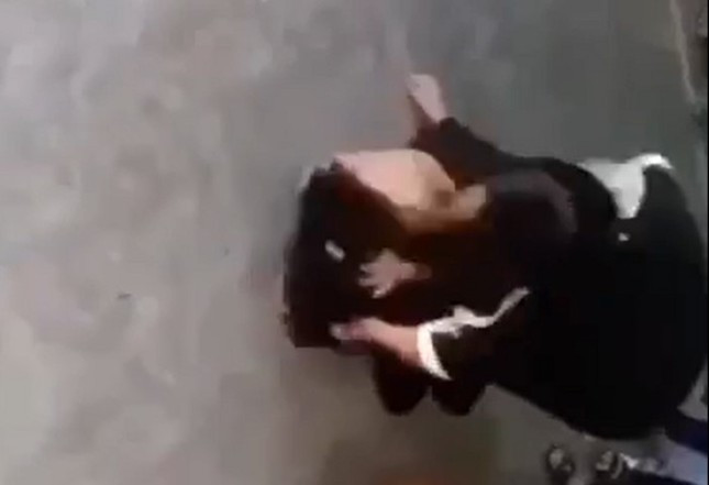 Cho rằng bạn “nhìn đểu” mình, N đã đánh, lột đồ Q.