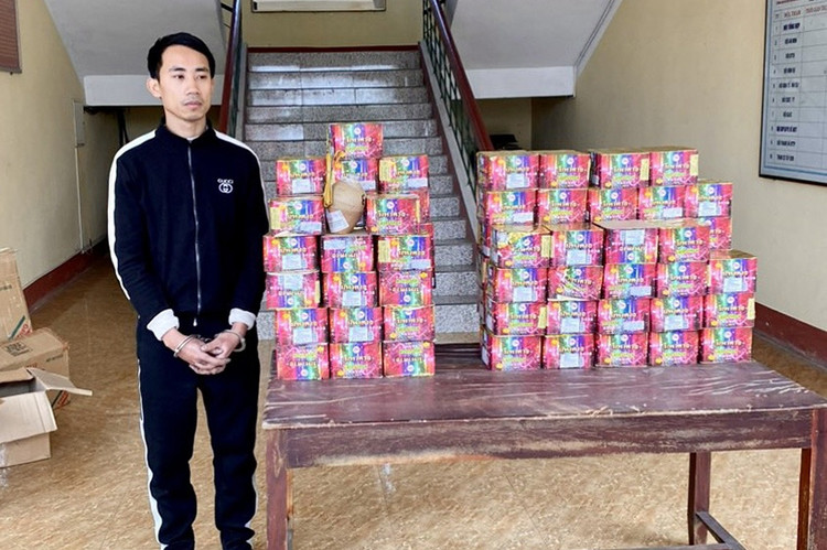 Đối tượng Hoàng Tiến cùng tang vật bị bắt.