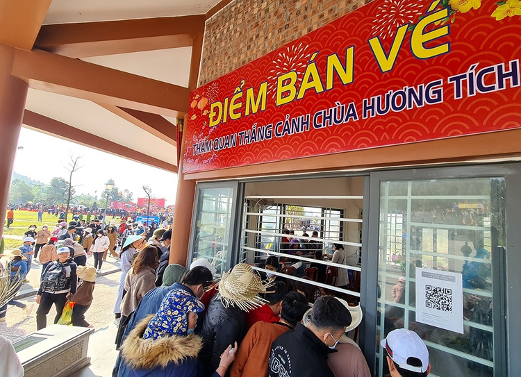 Người dân nườm nượp đổ về chùa Hương Tích vãn cảnh, cầu may...