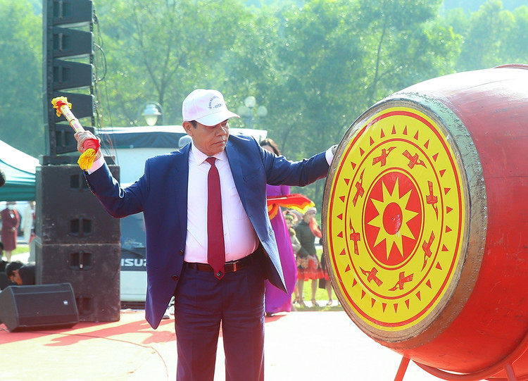 Chủ tịch UBND tỉnh Hà Tĩnh Võ Trọng Hải đánh trống khai hội.