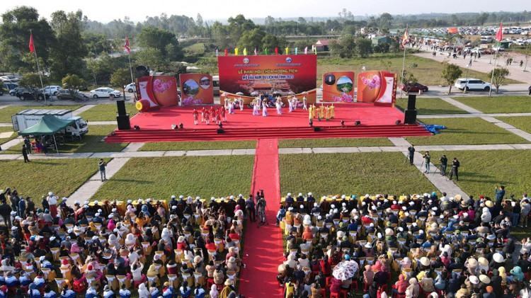 Hàng nghìn du khách thập phương dự lễ hội, vãn cảnh cầu may...