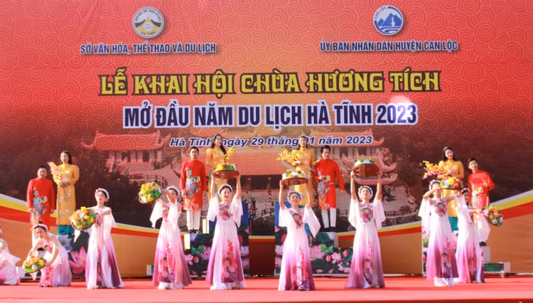 Chương trình nghệ thuật tại lễ khai hội chùa Hương Tích.