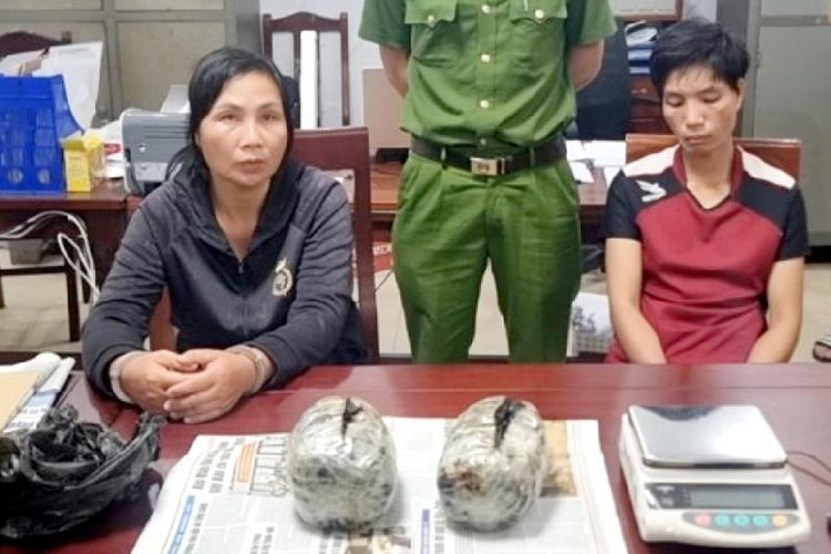 Lương Thị Lơ và Lương Thị Duyên đang &quot;cõng&quot; thuốc phiện đi tiêu thụ thì bị bắt giữ.