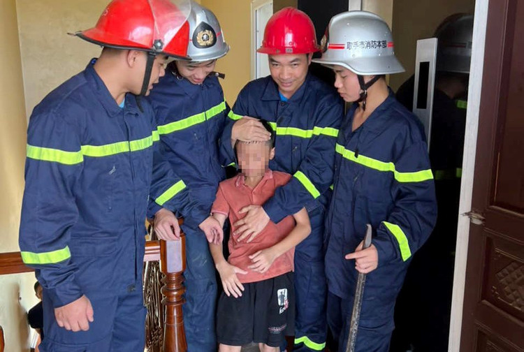 Một nạn nhân được lực lượng cứu hộ đưa ra khỏi thang máy.