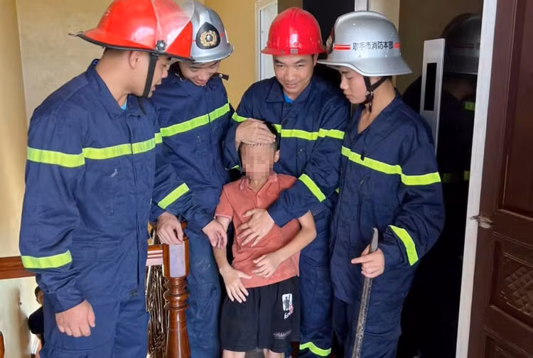 Một nạn nhân được lực lượng cứu hộ đưa ra khỏi thang máy.