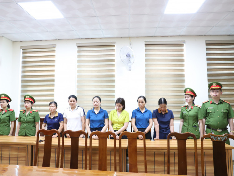 Nhóm nữ cán bộ bị khởi tố cùng Nguyễn Thị Mai.