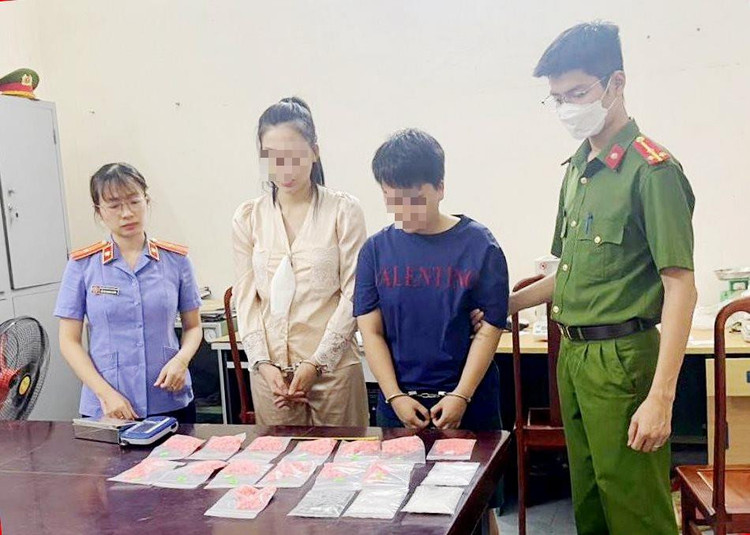 Hai đối tượng Nguyễn Thị Bích Mỹ và Nguyễn Thị Huế tại cơ quan điều tra.