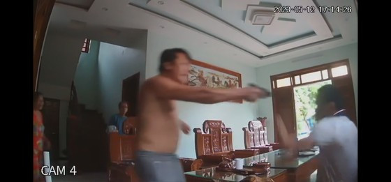Nguyễn Đức Quý dùng súng uy hiếp anh V.