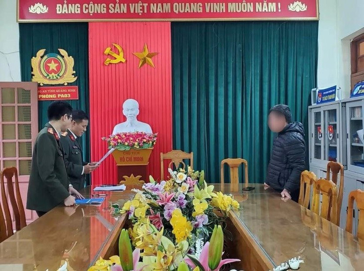 Lực lượng chức năng làm việc với người vi phạm.