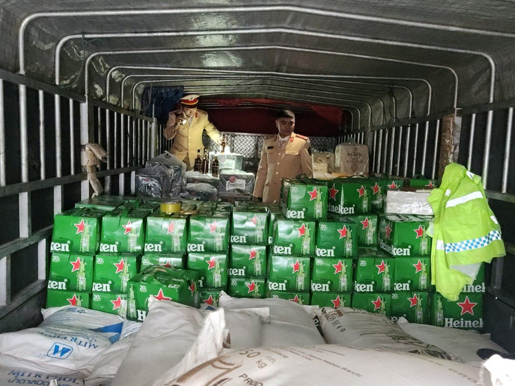 Lực lượng chức năng kiểm tra hàng hoá không rõ nguồn gốc.