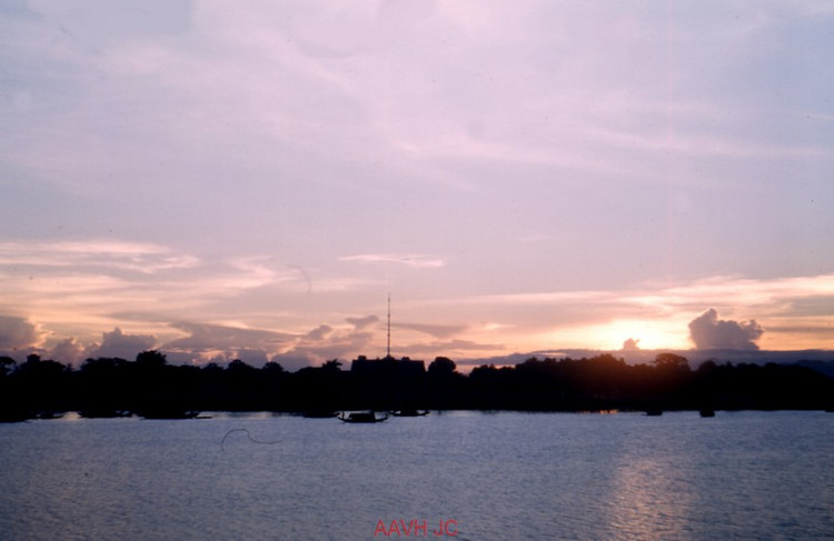 Anh mau kho quen ve song Huong o Co do Hue nam 1951-Hinh-8