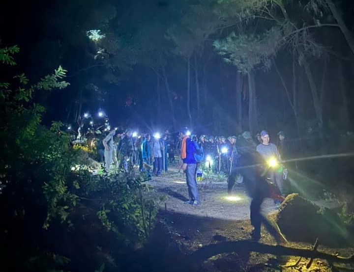 Hàng trăm người trắng đêm dập lửa cứu rừng.