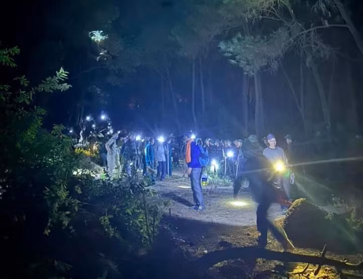 Hàng trăm người trắng đêm dập lửa cứu rừng.