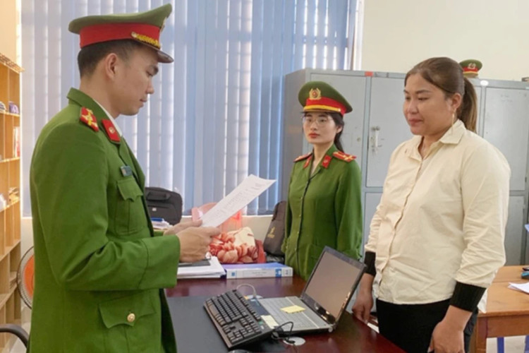 Cơ quan CSĐT đọc lệnh khởi tố bị can đối với Nguyễn Thị Hằng.