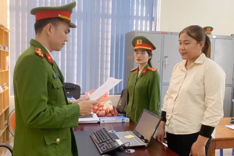 Cơ quan CSĐT đọc lệnh khởi tố bị can đối với Nguyễn Thị Hằng.