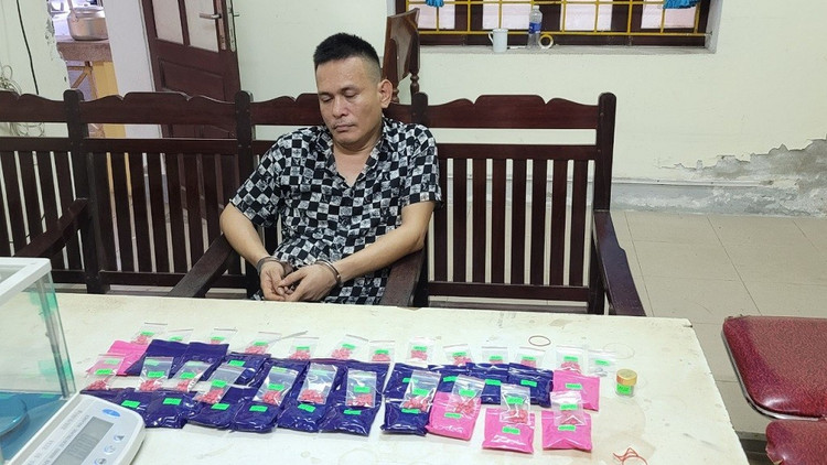 Đối tượng Ngô Đức Thành cùng tang vật bị bắt giữ.