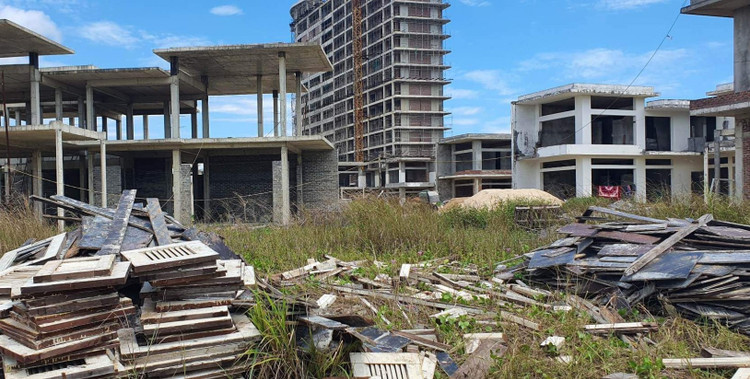 Nhiều hạng mục của khách sạn Pullman đang thi công dang dở.