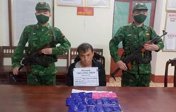 Đối tượng Thò Công Minh cùng tang vật bị lực lượng chức năng bắt giữ.