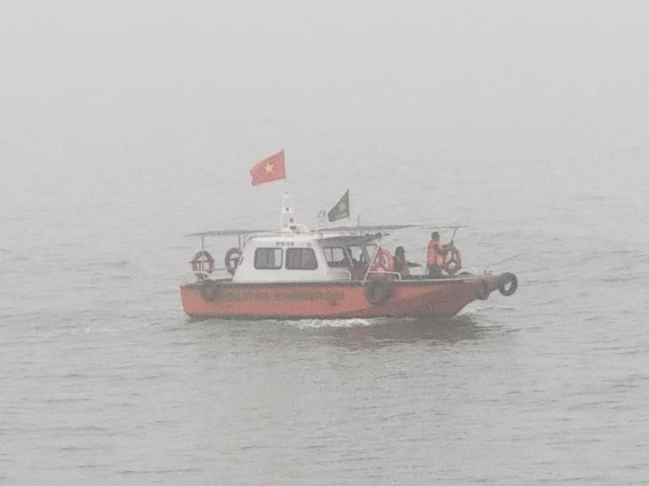 Lực lượng chức năng đang triển khai công tác cứu hộ, tìm kiếm nạn nhân.