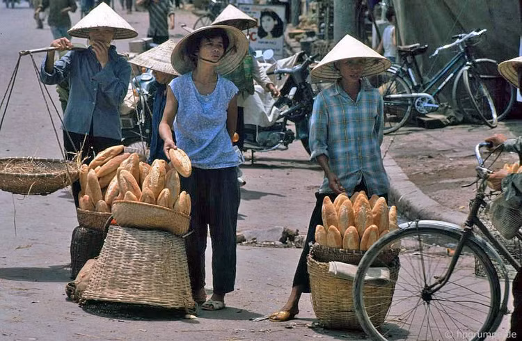 Phu nu Ha Noi trong loat anh doi thuong dau thap nien 1990-Hinh-11