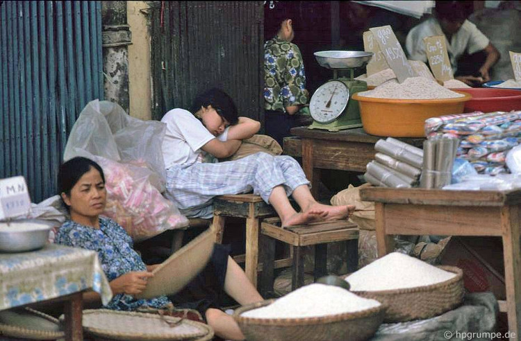 Phu nu Ha Noi trong loat anh doi thuong dau thap nien 1990-Hinh-10