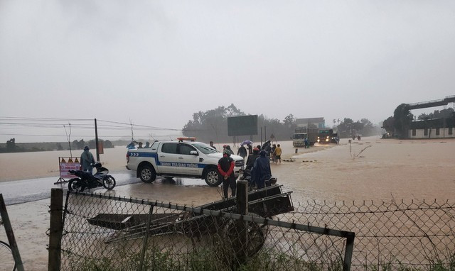 Mưa lũ ở huyện miền núi Hương Khê (Hà Tĩnh) diễn biến hết sức phức tạp.