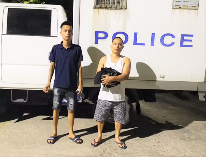 Hai đối tượng Nguyễn Văn Tuấn và Nguyễn Văn Đức tại cơ quan công an.