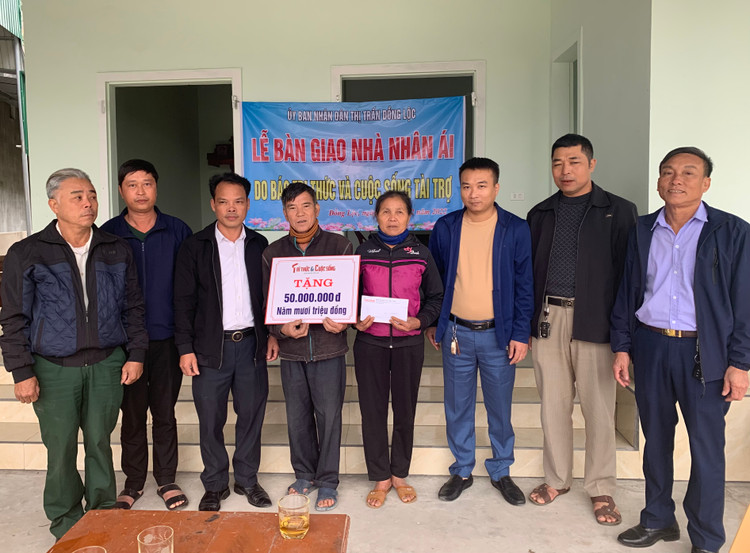 Báo Tri thức &amp; Cuộc sống cùng chính quyền địa phương trao tặng &quot;Nhà Nhân ái&quot; cho hộ gia đình ông Trần Hoàn.