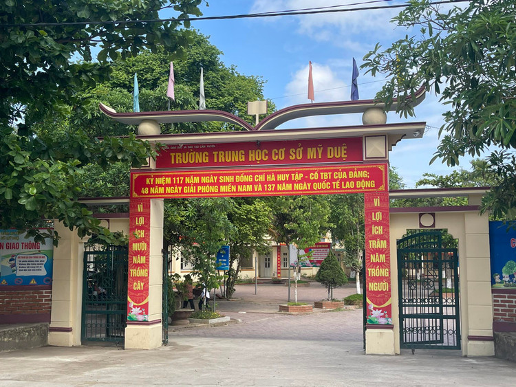 Trường THCS Mỹ Duệ, nơi ông Bình công tác.