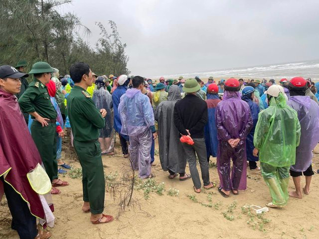 Sau 2 ngày tìm kiếm, thi thể 3 em học sinh đuối nước ở biển Thạch Hải đã được tìm thấy.