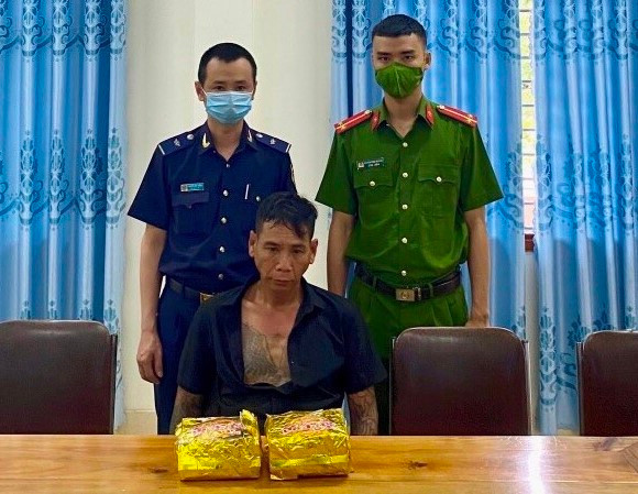 Đối tượng Nguyễn Văn Sơn cùng tang vật bị bắt giữ.