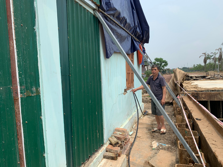 Tường nhà ông Chiến bị hư hỏng nghiêm trọng...