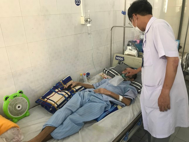 Một bệnh nhân mắc bệnh bụi phổi đang được các bác sĩ chăm sóc.