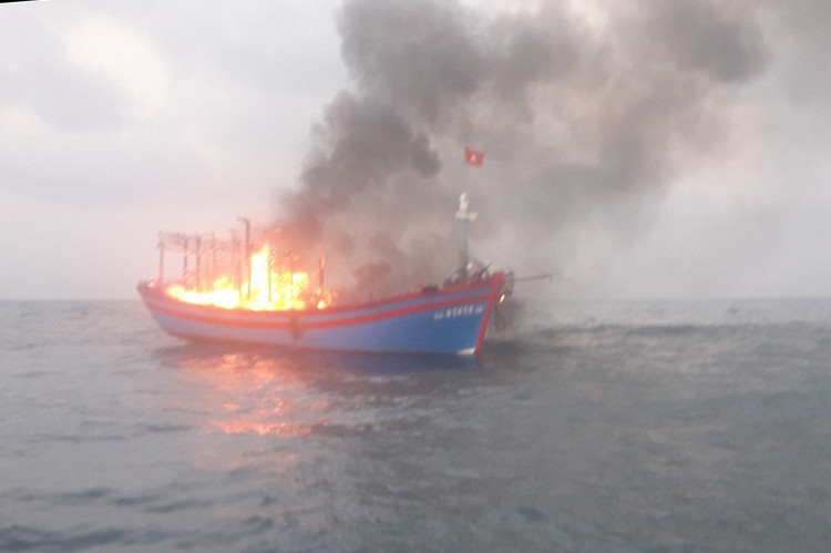 Tàu cá bị cháy dữ dội trên biển. Ảnh minh hoạ