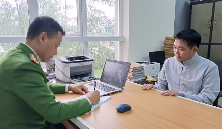 Đối tượng Lưu Khắc Tùng bị bắt giữ về hành vi lừa đảo chiếm đoạt tài sản. Đối tượng Lưu Khắc Tùng bị bắt giữ về hành vi lừa đảo chiếm đoạt tài sản.