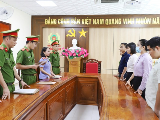 Cơ quan CSĐT đọc lệnh khởi tố, bắt tạm giam 3 đối tượng Ngọc, Giang, Tùng.