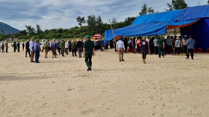 Thi thể nạn nhân xấu số được đưa vào bờ. Thi thể nạn nhân xấu số được đưa vào bờ.