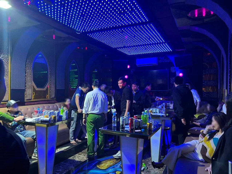 Lực lượng chức năng ập vào quán karaoke bắt quả tang nhóm đối tượng sử dụng ma tuý...