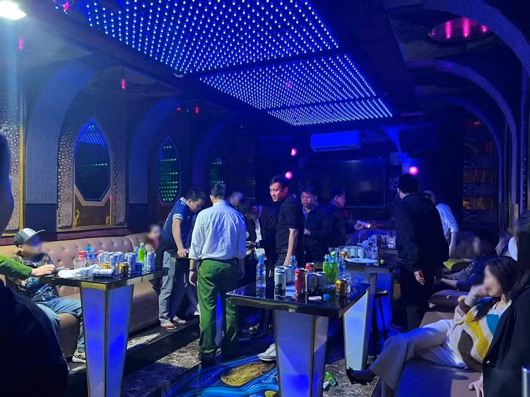 Lực lượng chức năng ập vào quán karaoke bắt quả tang nhóm đối tượng sử dụng ma tuý...
